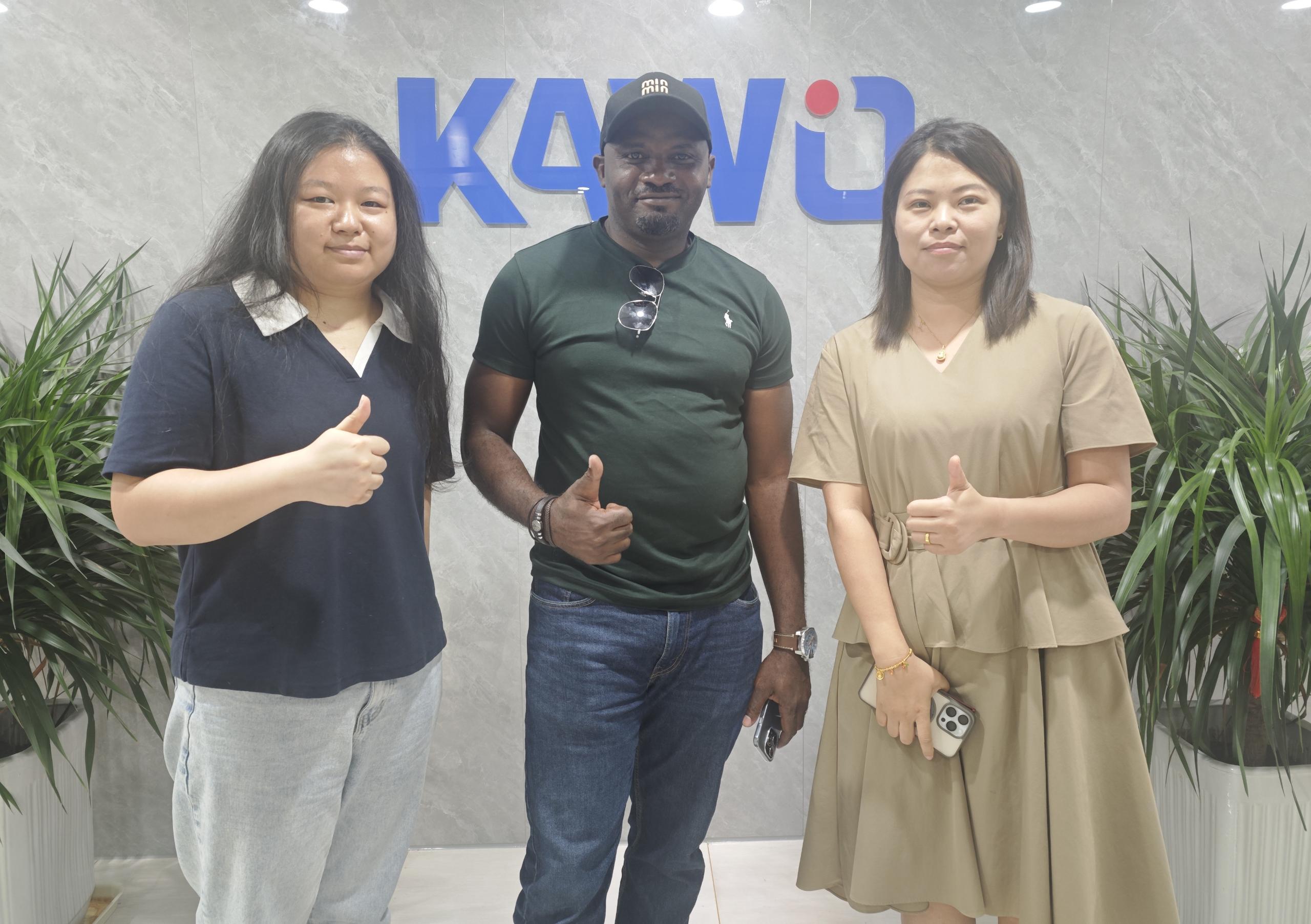Приветственно приветствуется клиент Cameroon, чтобы посетить штаб -квартиру Kawo и фабрику